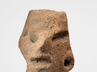 Ame Ker 37  Ame Ker 37, Mexiko, Zentrales Hochland, Präklassische Periode, ca. 600-200 v. Chr., Fragment einer Figur, Ton, H 4,1 cm, B 3,1 cm : Museumsfoto: Claus Cordes, Bestandskatalog Ethnologie